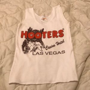 Hooter’s tank top